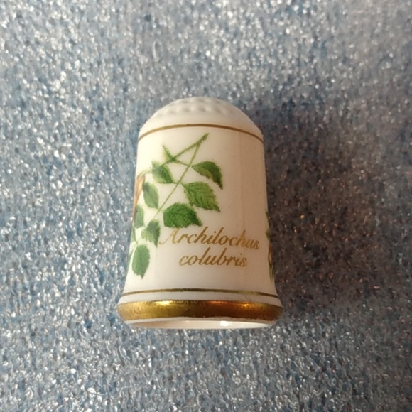 Franklin Porcelain 1979 Thimble Birds Flowers Ruby-Throated Hummingbird - Picture 2 of 4